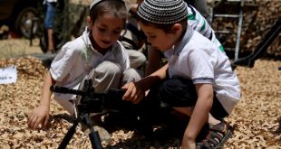اطفال المستوطنيين يتدربون على السلاح في ظاهرة انتشار التطرف والارهاب الاسرائيلي