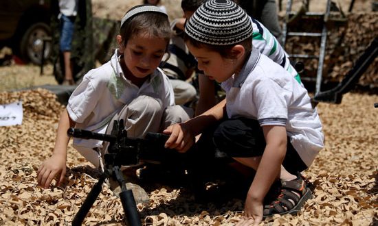 اطفال المستوطنيين يتدربون على السلاح في ظاهرة انتشار التطرف والارهاب الاسرائيلي