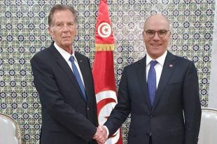 وزير الشؤون الخارجية والهجرة والتونسيين بالخارج، نبيل عمّار، وسفير دولة فلسطين لدى تونس هائل الفاهوم